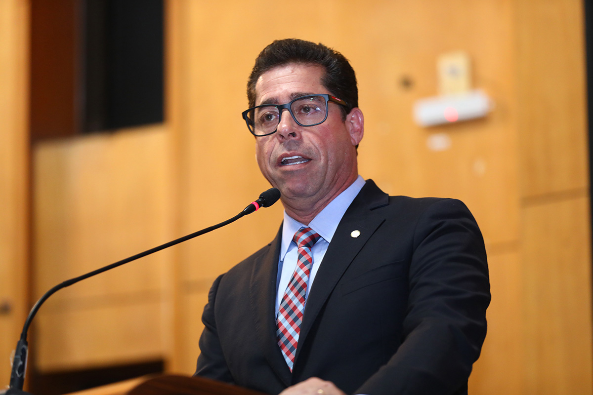 Assembleia eterniza Geovani Silva com criação de diploma para atletas