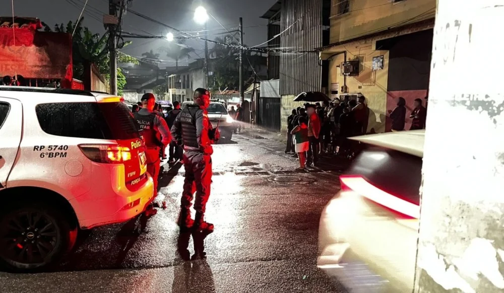 Dois homens são mortos a tiros em frente a bar na Serra