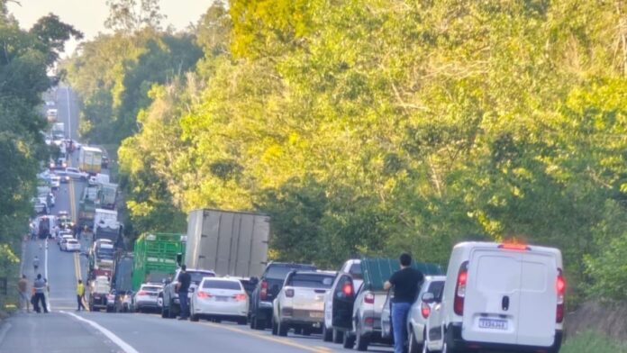 BR 101 é interditada após engavetamento entre duas carretas e caminhão deixar feridos em Sooretama