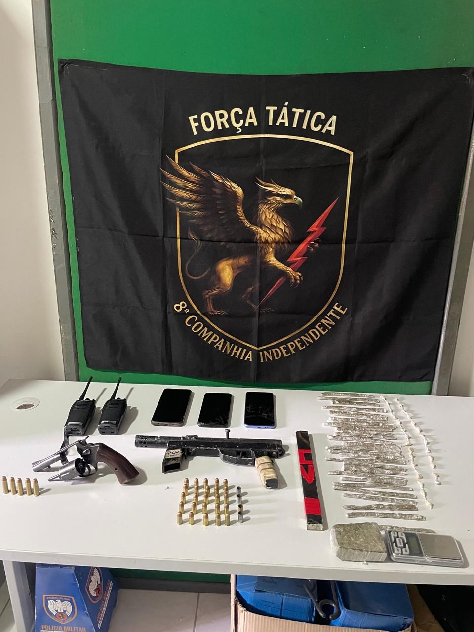 PM apreende entorpecentes e armas de fogo em São Roque do Canaã