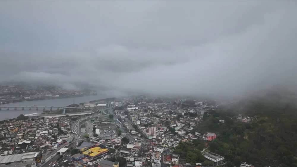 Frente fria mantém tempo fechado com chuva e diminui temperaturas no ES; veja previsão