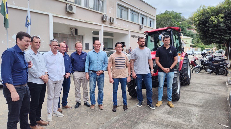 SGP recebe trator da Seag para fortalecer a agricultura
