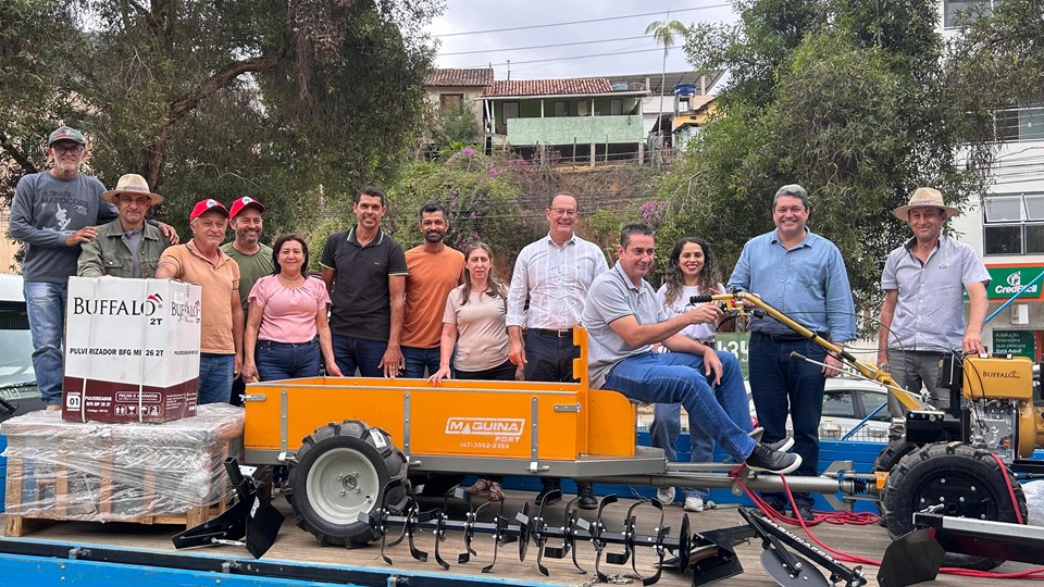 Governo do Estado entrega equipamentos do Funsaf a agricultores de Águia Branca