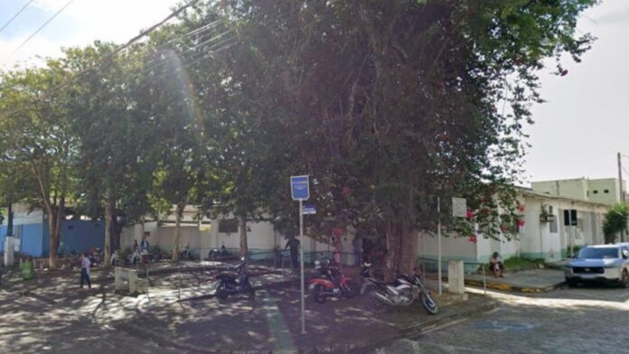 Homem vai dar alimento a criações e é baleado por encapuzado no quintal em Jaguaré
