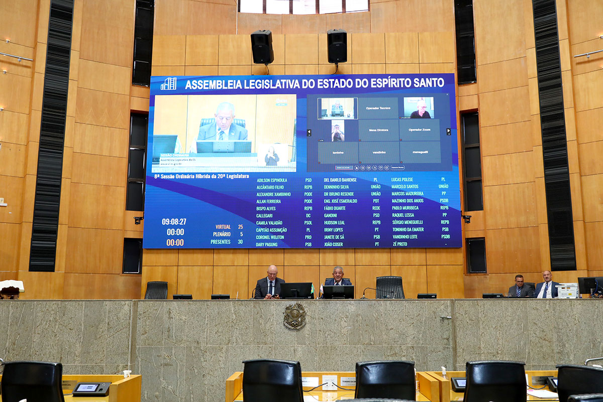 Aprovada urgência para projeto sobre recarga de carro elétrico em prédios