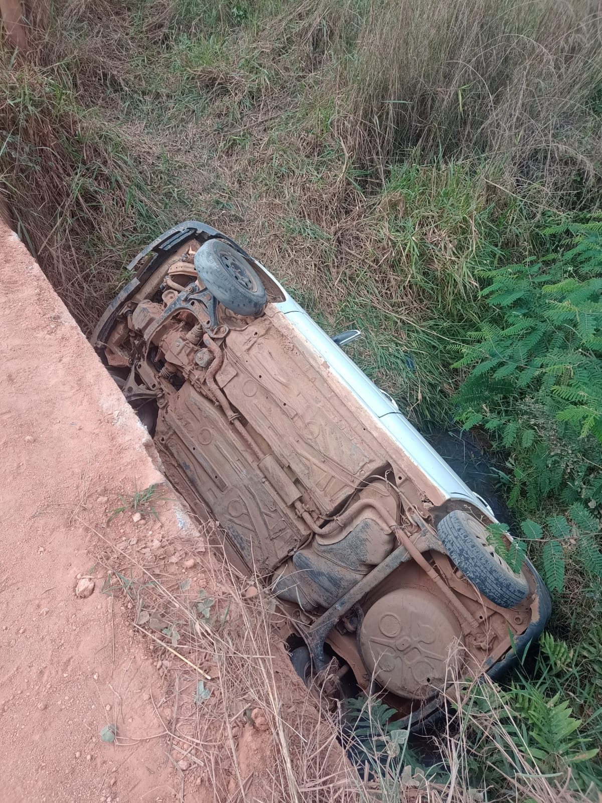 Idosa morre após carro cair de ponte dentro de córrego em São Gabriel da Palha
