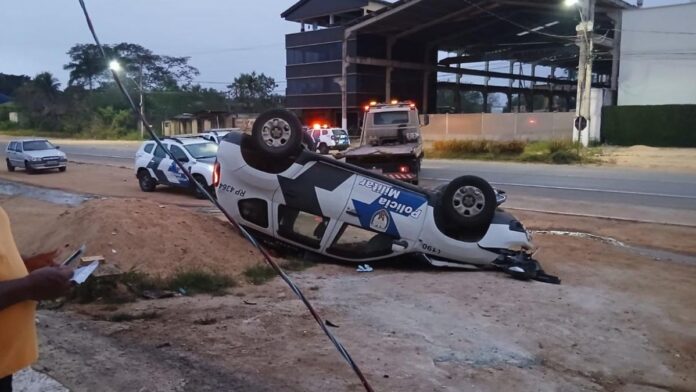 Viatura da Polícia Militar capota na madrugada em Nova Venécia