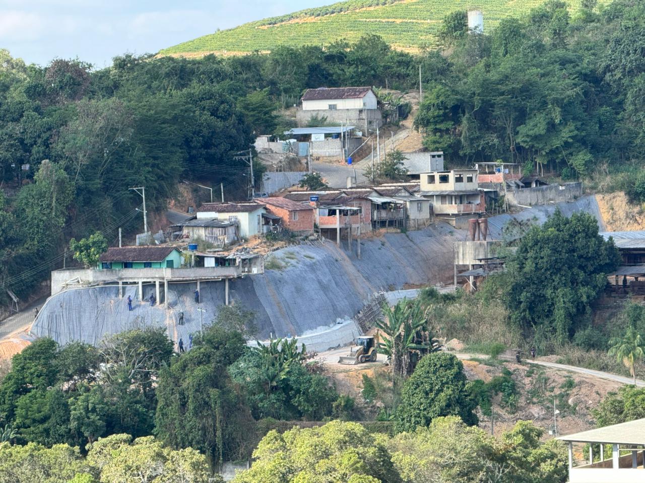 Obras em encosta de São Domingos do Norte ampliam segurança de moradores contra deslizamentos